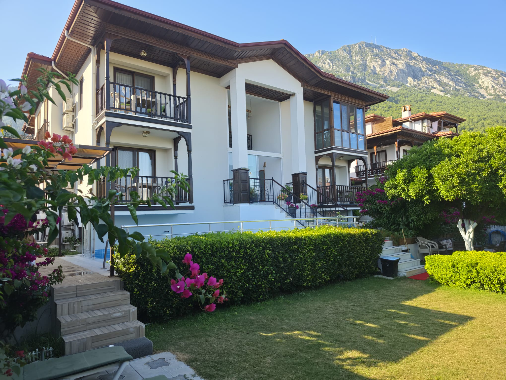 Özgem Apart Hotel — Akyaka'da beyaz cepheli premium apart otel ve dağ manzarası